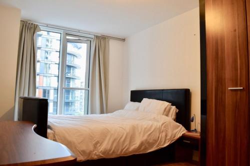 1 Bed in Canary Wharf with Vibrant City Views - image 5