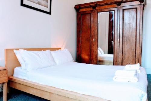 Traditional apartment oer the Meadows - Sleeps 11 - image 13