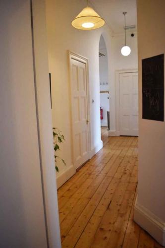 Traditional apartment oer the Meadows - Sleeps 11 - image 12