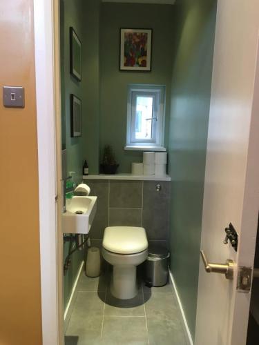 Charming 1Bed 1 Min from tube Parking permit - image 4