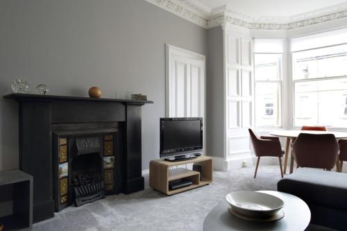Stylish Two Bed Bruntsfield Apartment Edinburgh - image 4