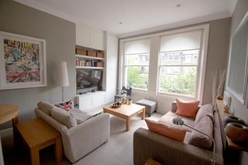 Wonderful Two-Bed in Quiet Area near Camden Sq - main image