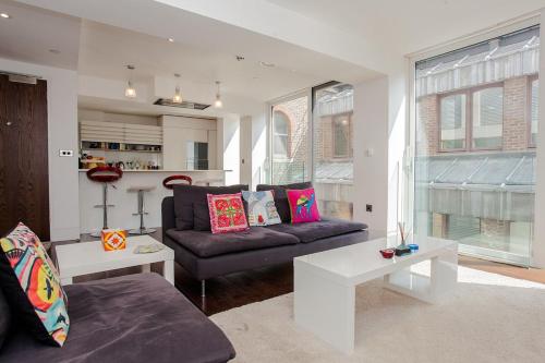 Beautiful Newly Renovated 2 Bed Apartment in Bank