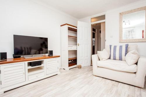 Modern And Spacious Central 1 Bedroom Apartment With Balcony, , London
