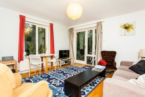 Charming Peaceful 2-BED with Parking and Garden London 