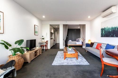 Spacious 1BD in Prahran -50 mtrs to Chapel Street!
