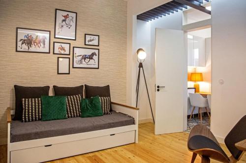 Colourful and Tasteful 2bedroom Apartment in Graça, Lisboa