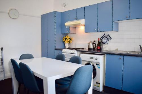 Cosy 3 Bedroom Apartment In Trendy Haberfield in Ashfield