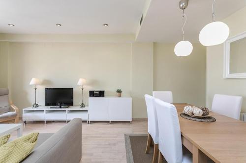Elegant 3 Bed with views of Sagrada Familia - image 6