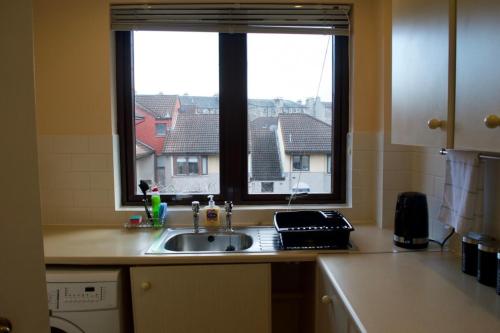 Comfortable and Bright 2 Bedroom minutes from Leith Walk