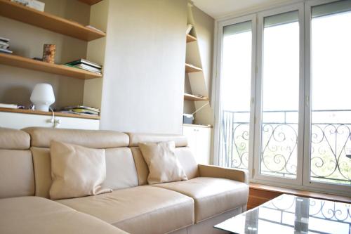 Fully Renovated Bright Studio With High View - image 2