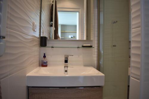 Fully Renovated Bright Studio With High View - image 6