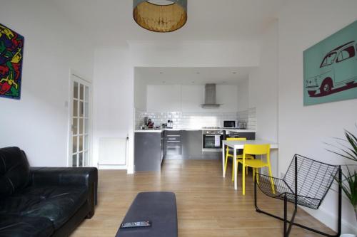 Chic Modern Apartment in the Heart of Edinburgh - image 2