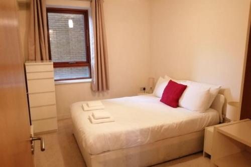 Amazing & Central 2-Bed Apartment -IFSC Docks - image 3