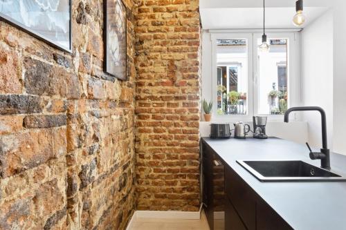 Modern 1 Bed Apt Sleeps 4 nr Lavapies - image 5