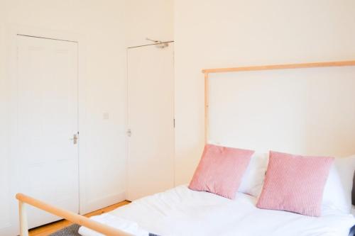 Modern 1 bed flat In the heart of Edinburgh - image 5