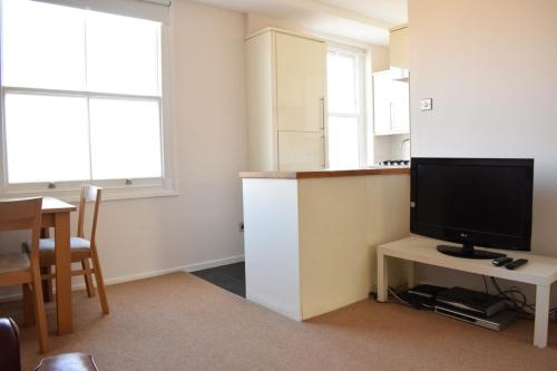 Bright 2 Bed Flat - Short Walk to Notting Hill - image 3