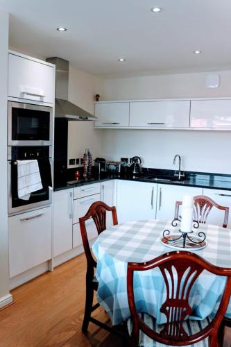 Modern Apartment with Balcony Sleeps 3 - main image