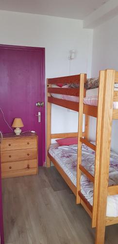1 queen bed, 2 bunk beds