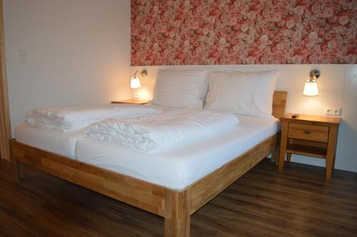 1 queen bed, 2 twin beds
