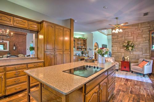 16-Acre Pilot Point Ranch Private Pond and Hot Tub in ลูอิสวิลล์ (TX)