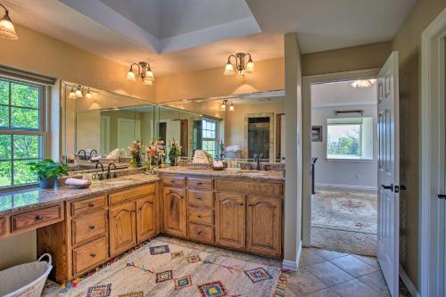 16-Acre Pilot Point Ranch Private Pond and Hot Tub in ลูอิสวิลล์ (TX)