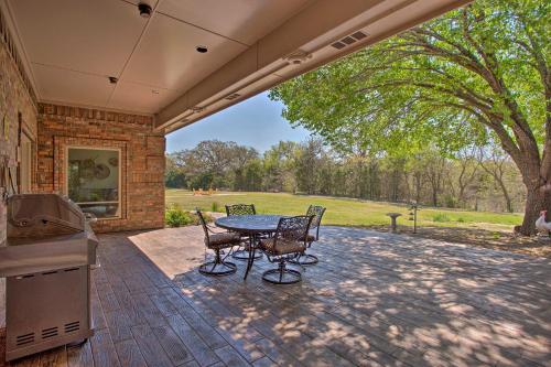 16-Acre Pilot Point Ranch Private Pond and Hot Tub in ลูอิสวิลล์ (TX)