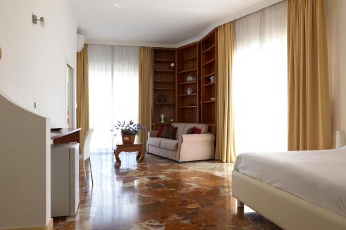 Il Giardino Di Flora con Piscina & Jacuzzi in Castromediano