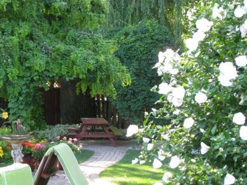 Hage, Canterbury Inn in Niagara On The Lake (ON)