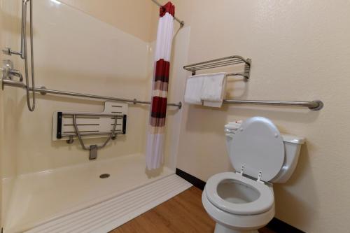 浴室, 溫德姆貝蒙特林肯套房酒店 (Baymont Inn & Suites by Wyndham Lincoln NE) in 林肯