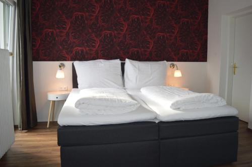 1 queen bed, 1 sofa bed