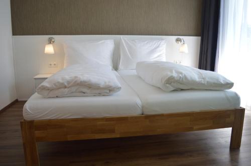 1 queen bed, 2 twin beds, 1 bunk bed