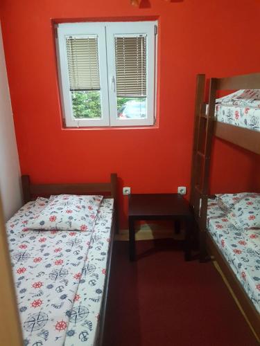 3 twin beds