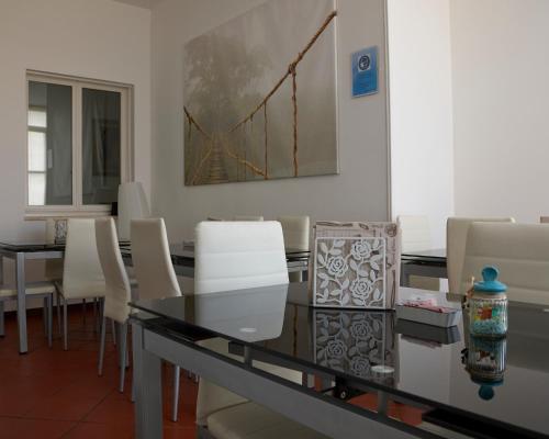 Kitchen, Il Giardino Di Flora con Piscina & Jacuzzi in Castromediano