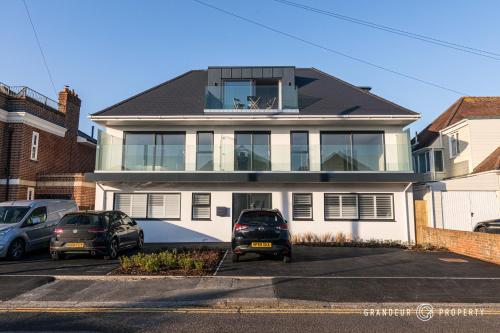Exterior view, HIDEAWAY by BOURNECOAST - A Stylish Apartment with a Balcony, SEA GLIMPSES and Parking - Just 10 Min in East Southbourne and Tuckton