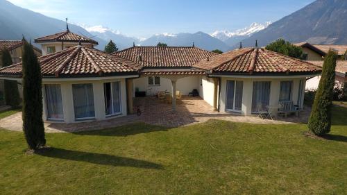  Suite hôtelière au cœur du Valais in Saxon