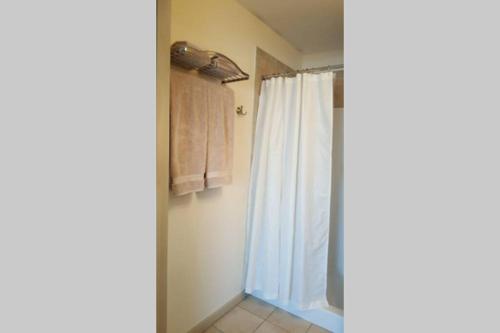 Spic and Span. Efficiency Studio Apartment!