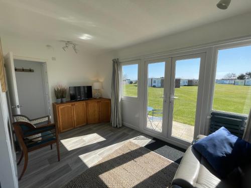 Sea Breeze Holiday Chalet, access to sandy beach - Pets go free gîte à louer Winterton Shoal