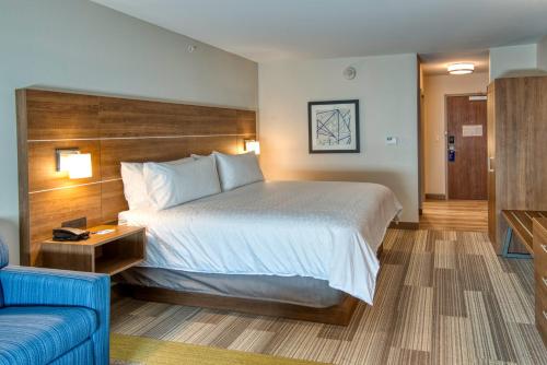 Holiday Inn Express & Suites - Omaha Downtown - Airport, an IHG Hotel