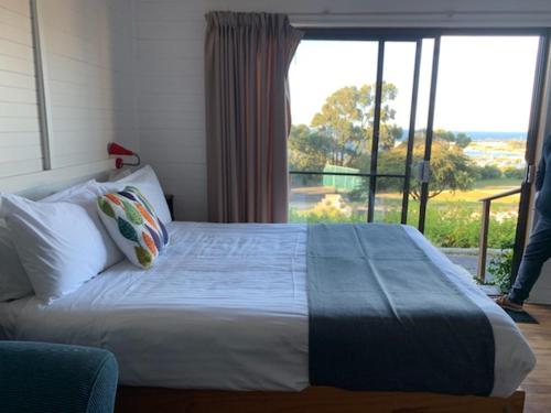 Seaview Holiday Park Ideally located in the Bicheno area, Seaview Holiday Park promises a relaxing and wonderful visit. The property offers a wide range of amenities and perks to ensure you have a great time. Service-mind