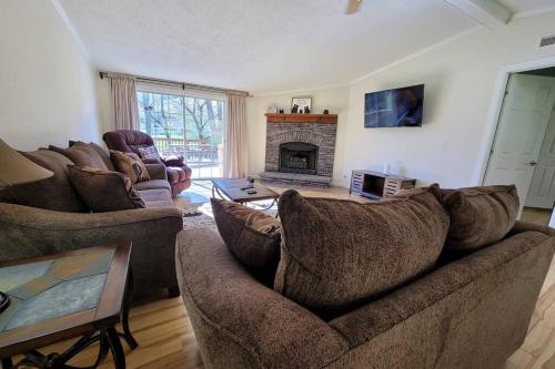 LOWEST PRICES OF THE YEAR Enjoy the holidays in a Smoky Mountain Creekside Country Home, Sleeps 8 Pet friendly!
