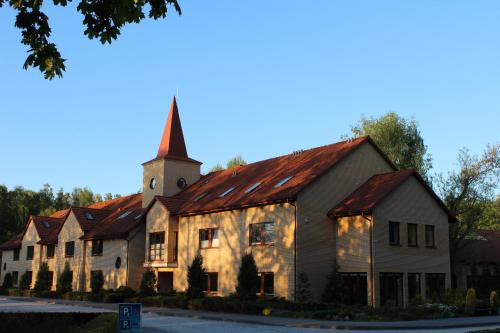 Зовнішній вигляд готелю, Uroczysko Porszewice - Ośrodek Rekolekcyjno-Konferencyjny Archidiecezji Łódzkiej (Uroczysko Porszewice - Osrodek Rekolekcyjno-Konferencyjny Archidiecezji Lodzkiej) in Паб'яніце