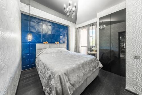 Club Hause - image 3