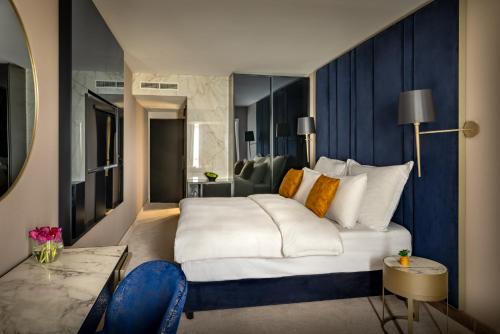 Classic Double or Twin Room image 6