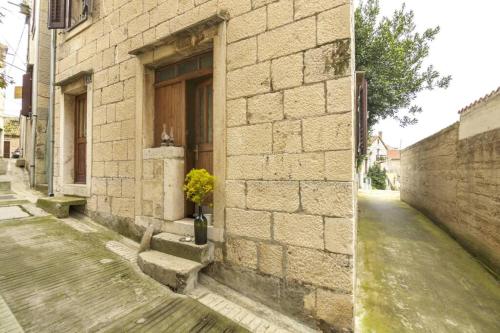 Antique Central Komiza House Nona Nika