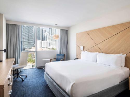 Superior King Room with City and Park View