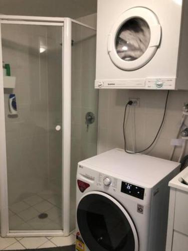 Large Ensuite Room in a Duplex Apartment in the Center of Canberra near クエスタコン