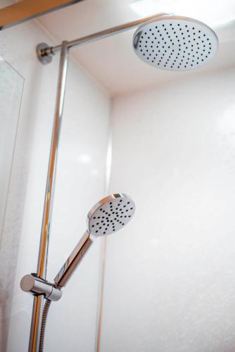 Modern 3 Bed Home with parking close to city centre - image 12