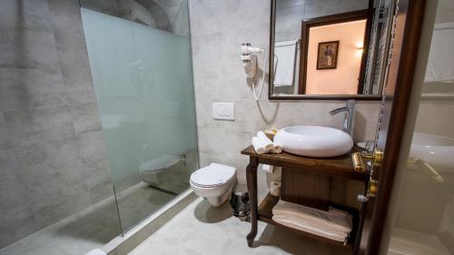 Deluxe King Suite image 6