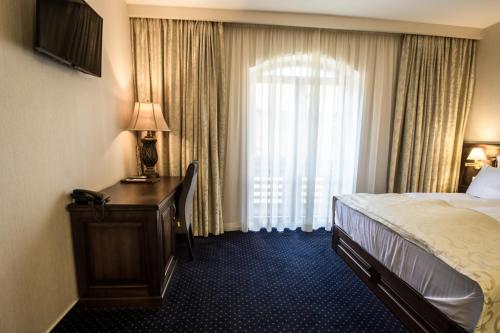 Deluxe King Suite image 9